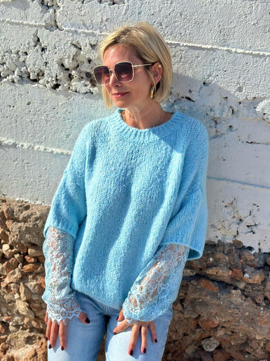 Lace Love – Strickpullover mit Spitzendetail in Blau