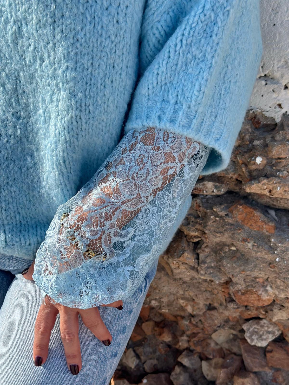 Lace Love – Strickpullover mit Spitzendetail in Blau