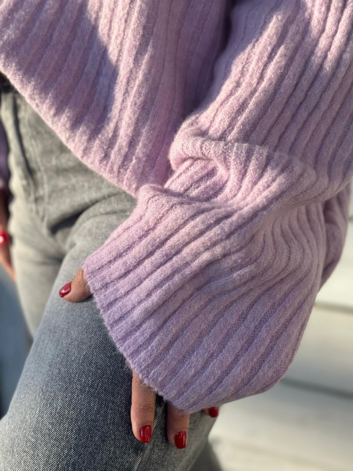 Kuscheliger Rippstrick-Rollkragen in Flieder