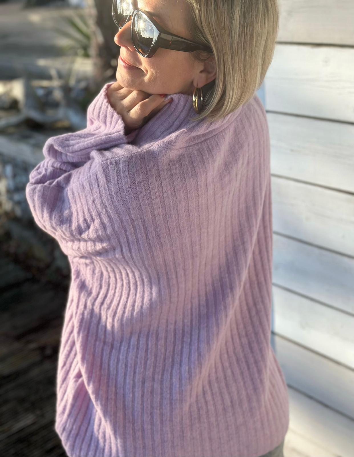 Kuscheliger Rippstrick-Rollkragen in Flieder