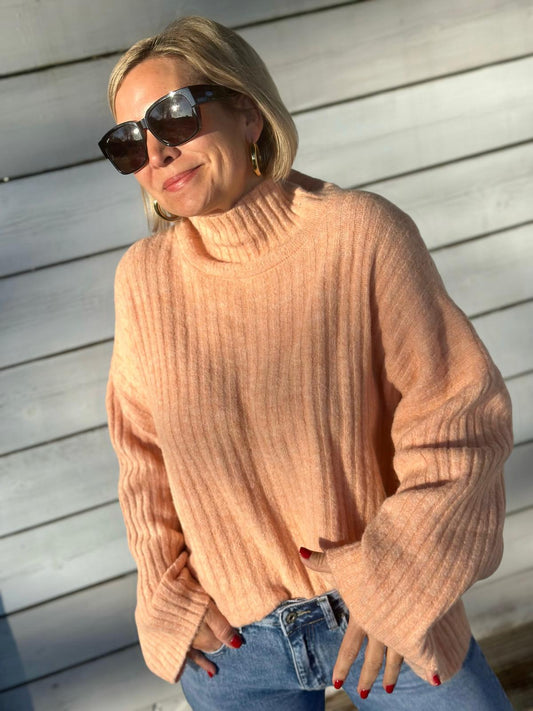 Kuscheliger Rippstrick-Rollkragen in Apricot