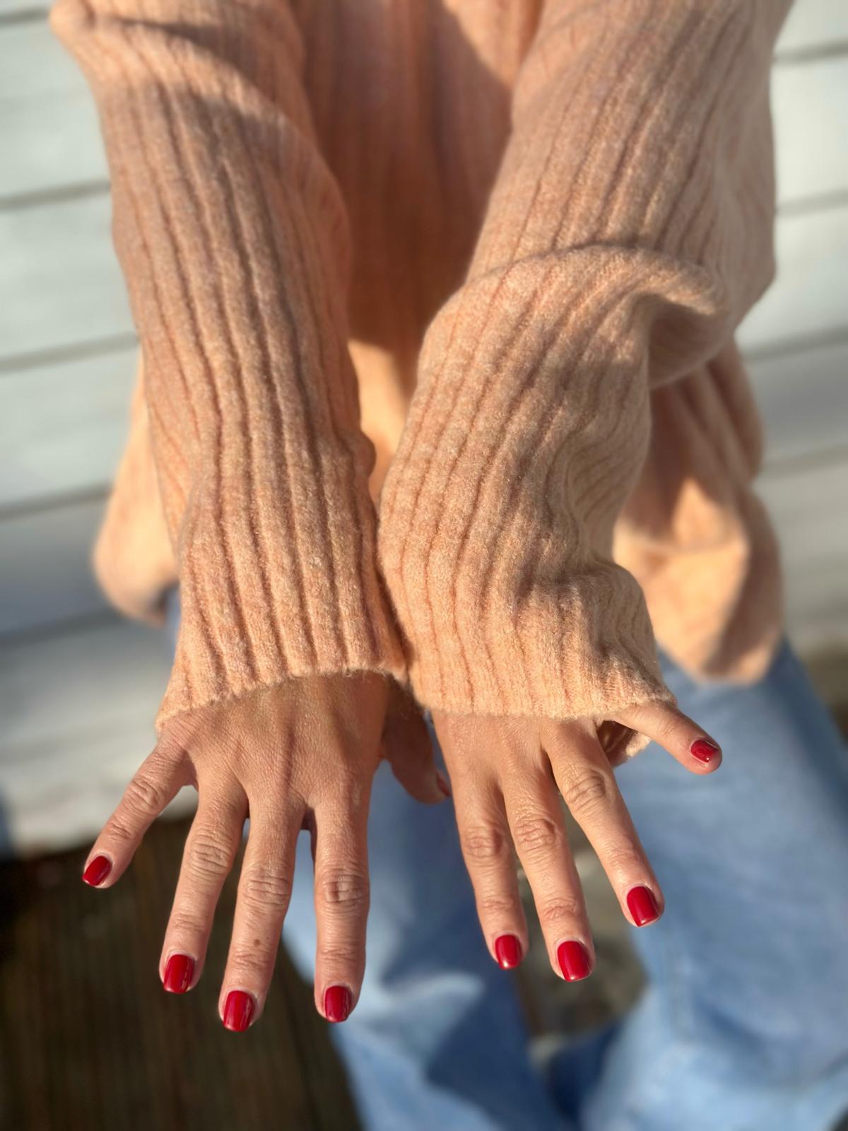 Kuscheliger Rippstrick-Rollkragen in Apricot