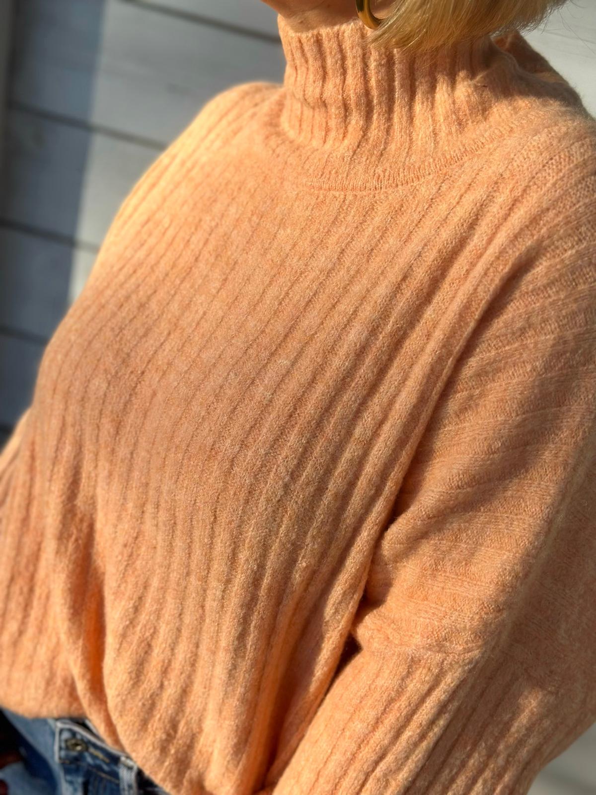Kuscheliger Rippstrick-Rollkragen in Apricot