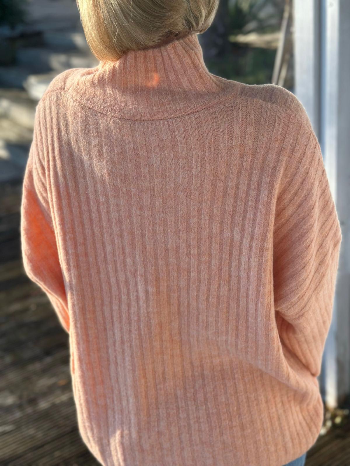 Kuscheliger Rippstrick-Rollkragen in Apricot