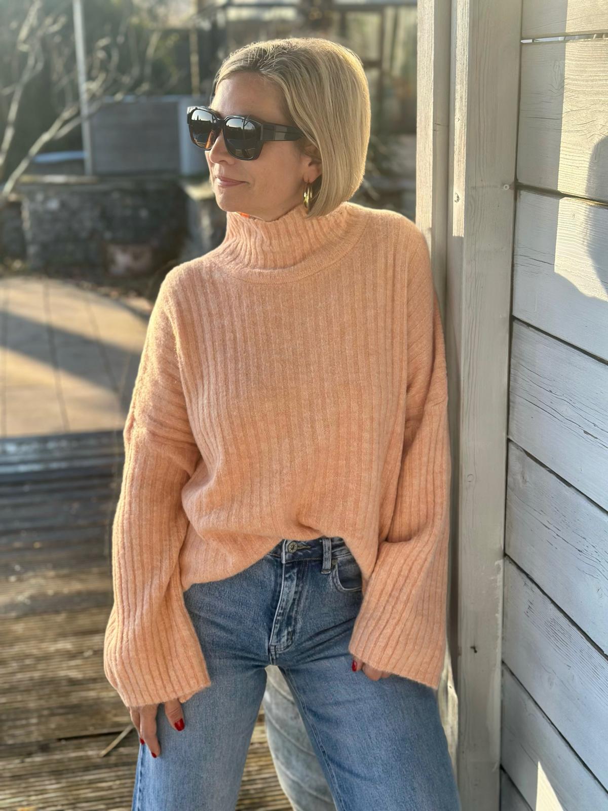 Kuscheliger Rippstrick-Rollkragen in Apricot