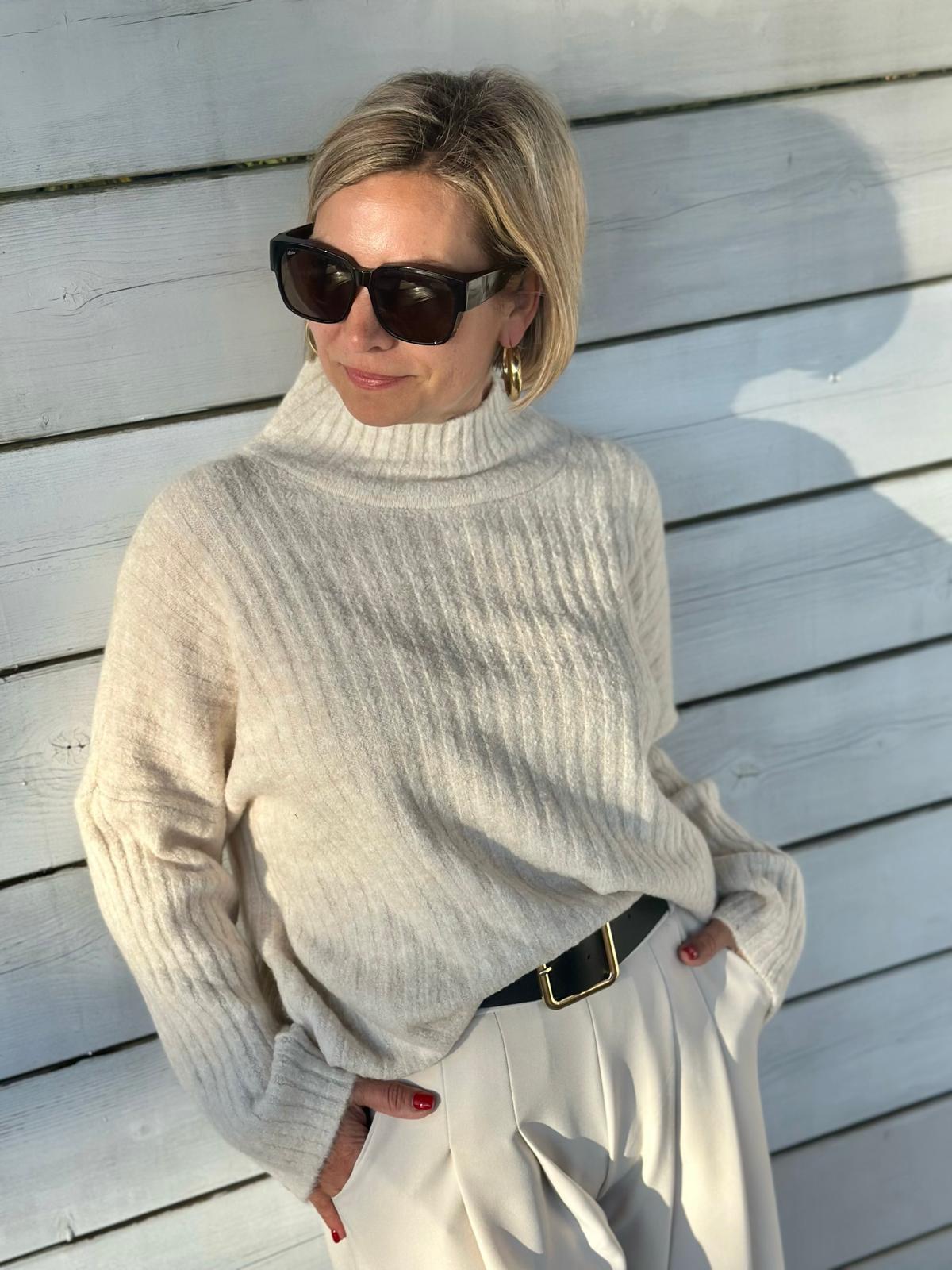 Easy Glam – Fließende High-Waist-Hose in Cremé