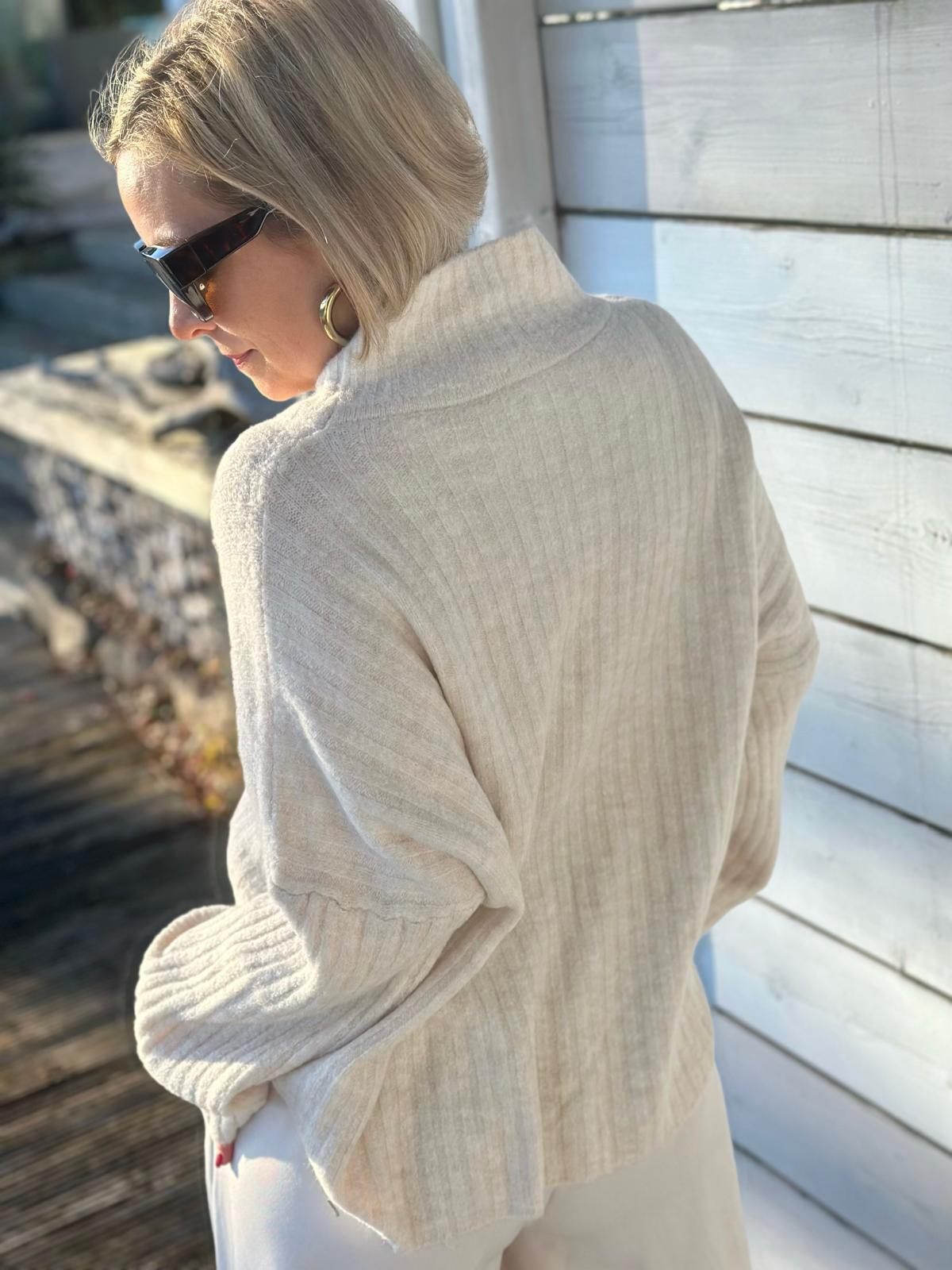 Kuscheliger Rippstrick-Rollkragen in Cremé