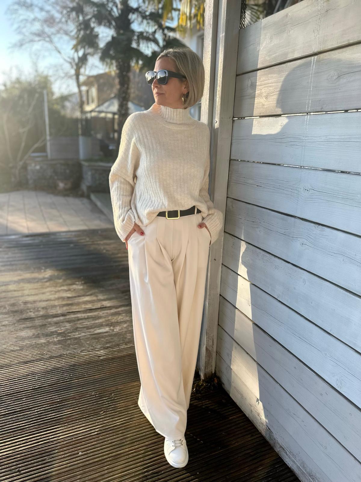 Easy Glam – Fließende High-Waist-Hose in Cremé