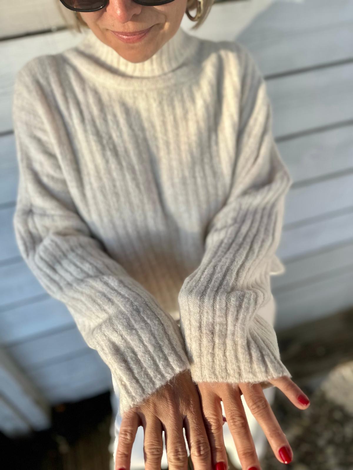 Kuscheliger Rippstrick-Rollkragen in Cremé