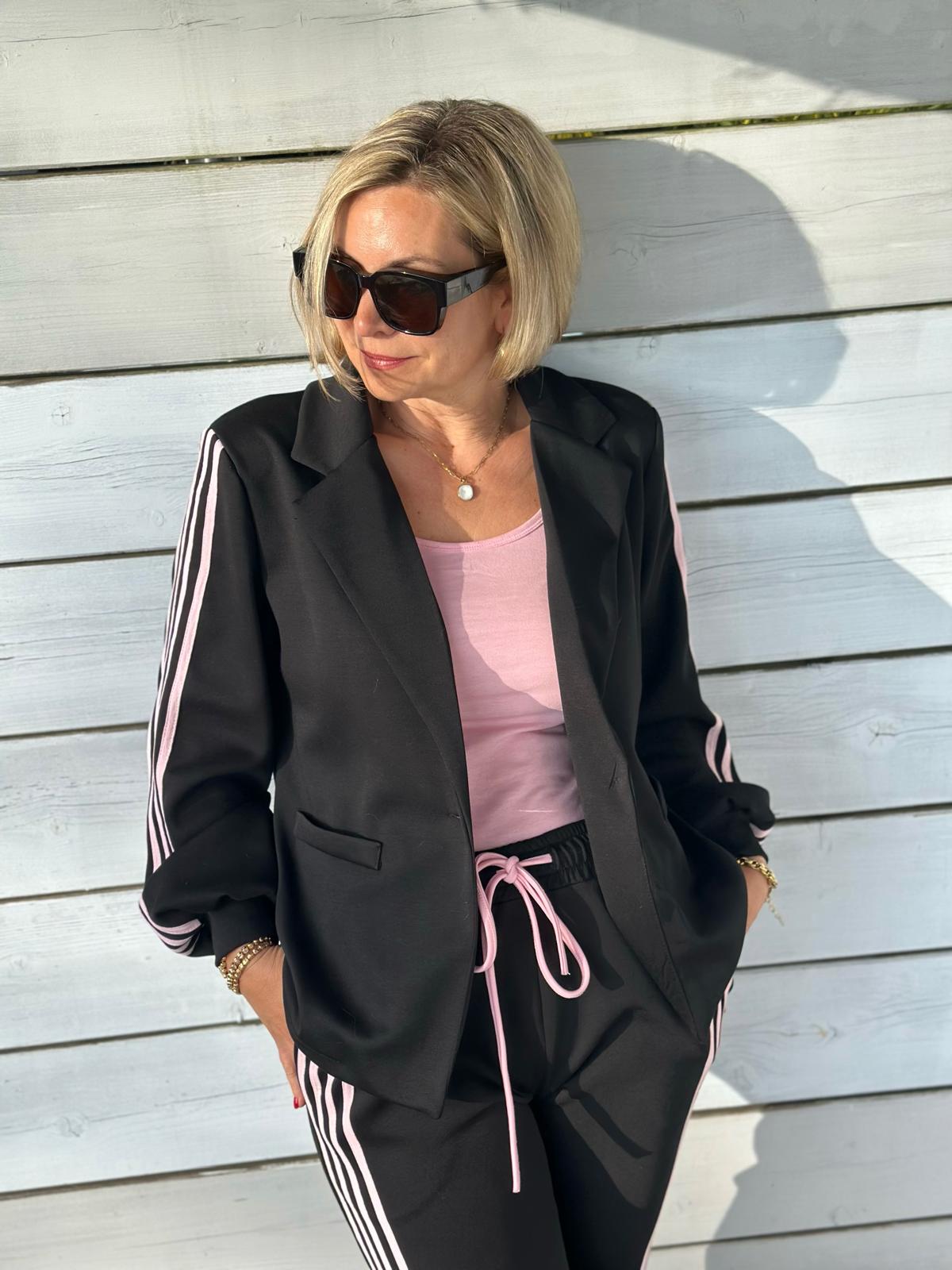 Edler Soft-Blazer mit rosé Streifen in Schwarz