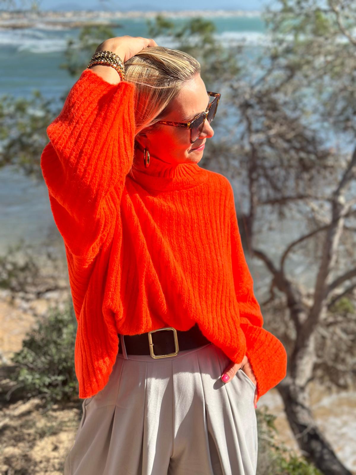 Kuscheliger Rippstrick-Rollkragen in NEON ORANGE