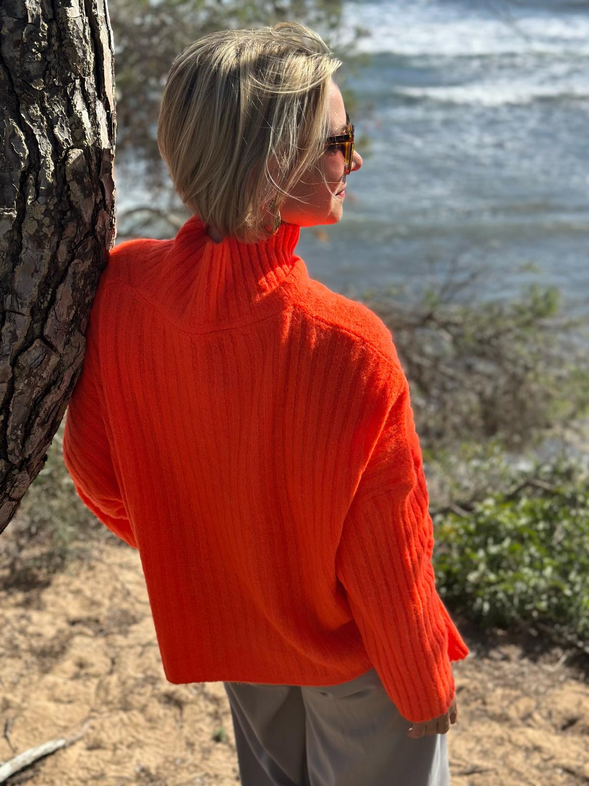 Kuscheliger Rippstrick-Rollkragen in NEON ORANGE