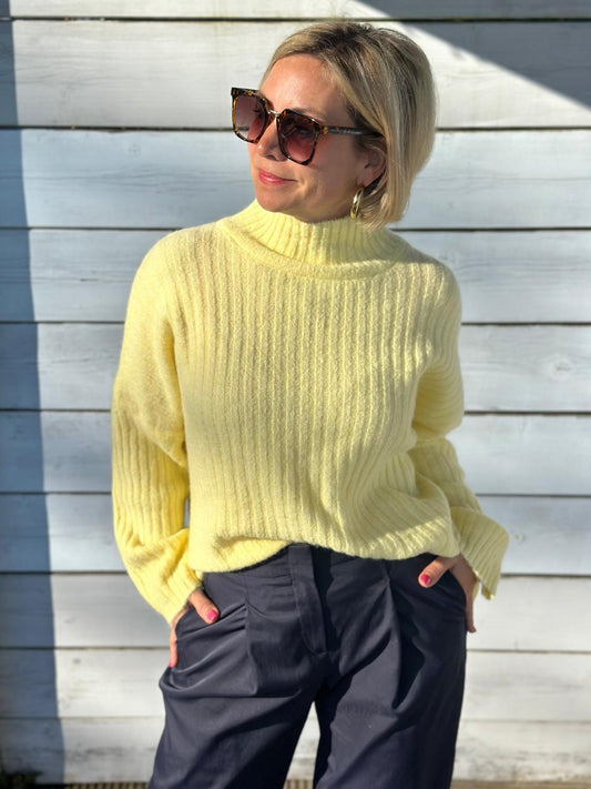 Kuscheliger Rippstrick-Rollkragen in Lemon