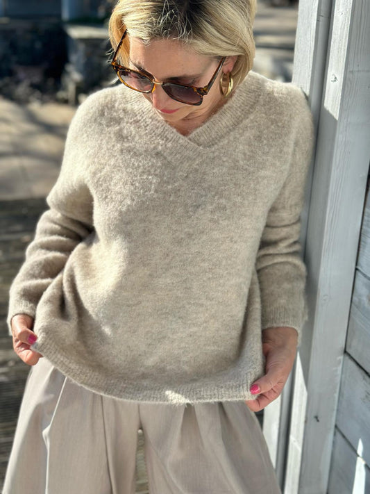 Soft Touch V-Neck Pullover in Beige