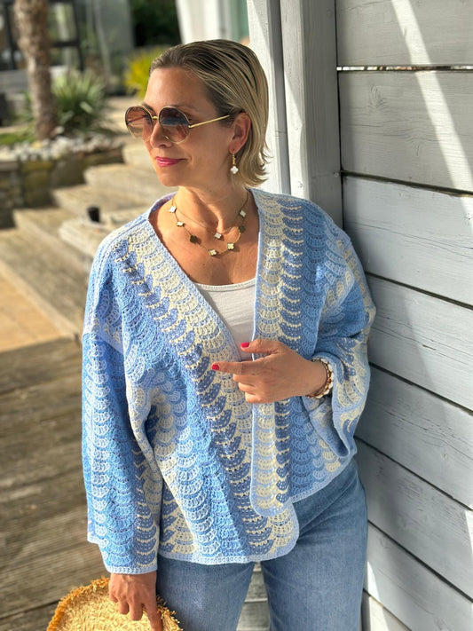 Strickjacke ‚Coastal Breeze‘ – leichter Häkel-Cardigan in Blau & Creme