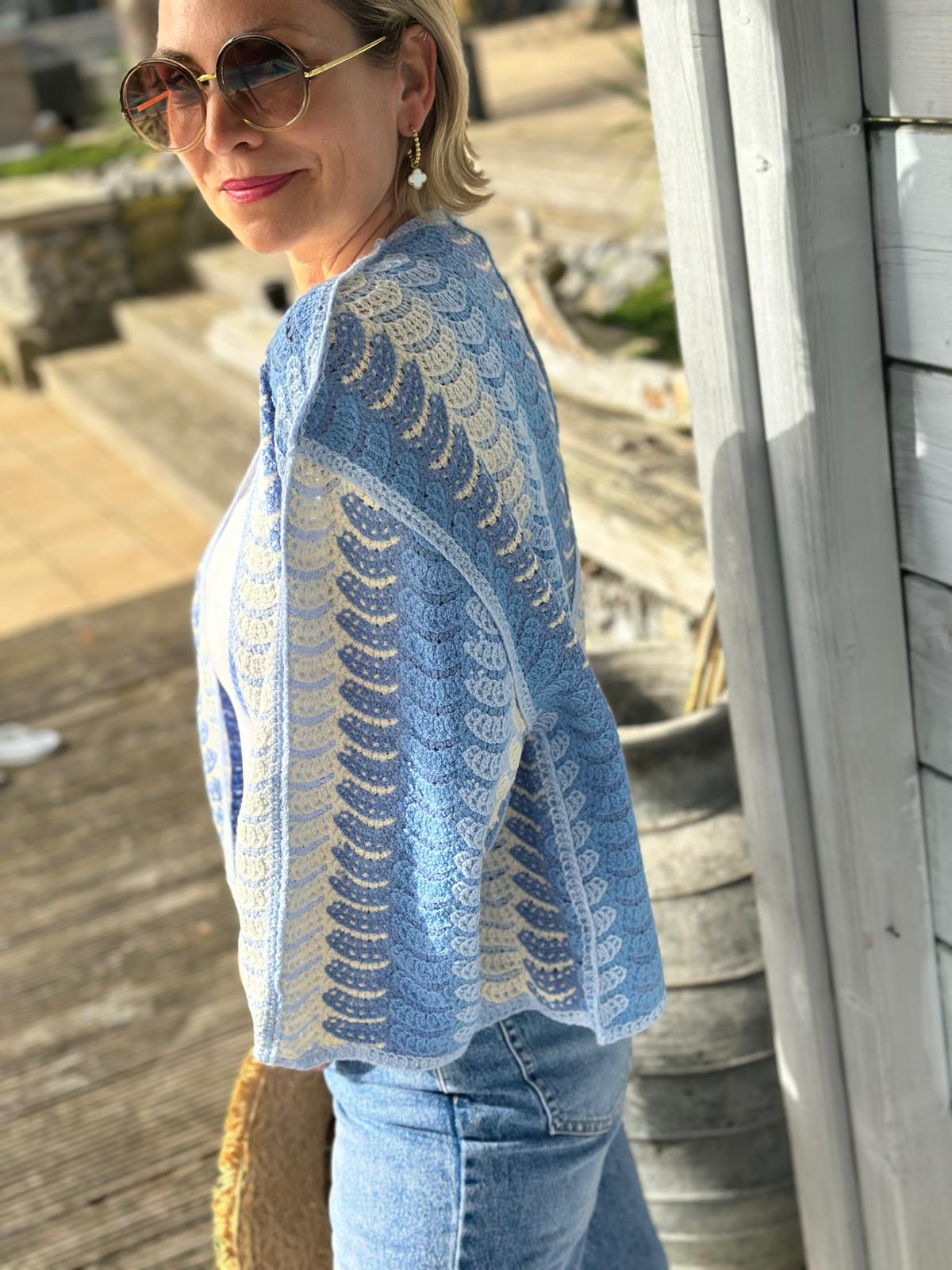 Strickjacke ‚Coastal Breeze‘ – leichter Häkel-Cardigan in Blau & Creme