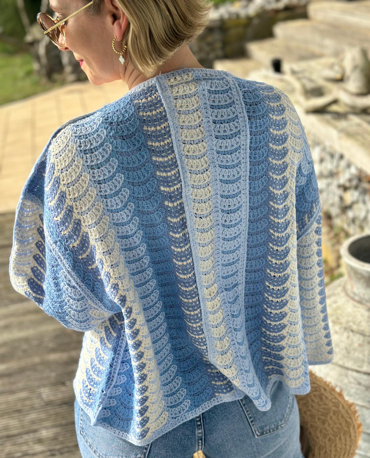 Strickjacke ‚Coastal Breeze‘ – leichter Häkel-Cardigan in Blau & Creme