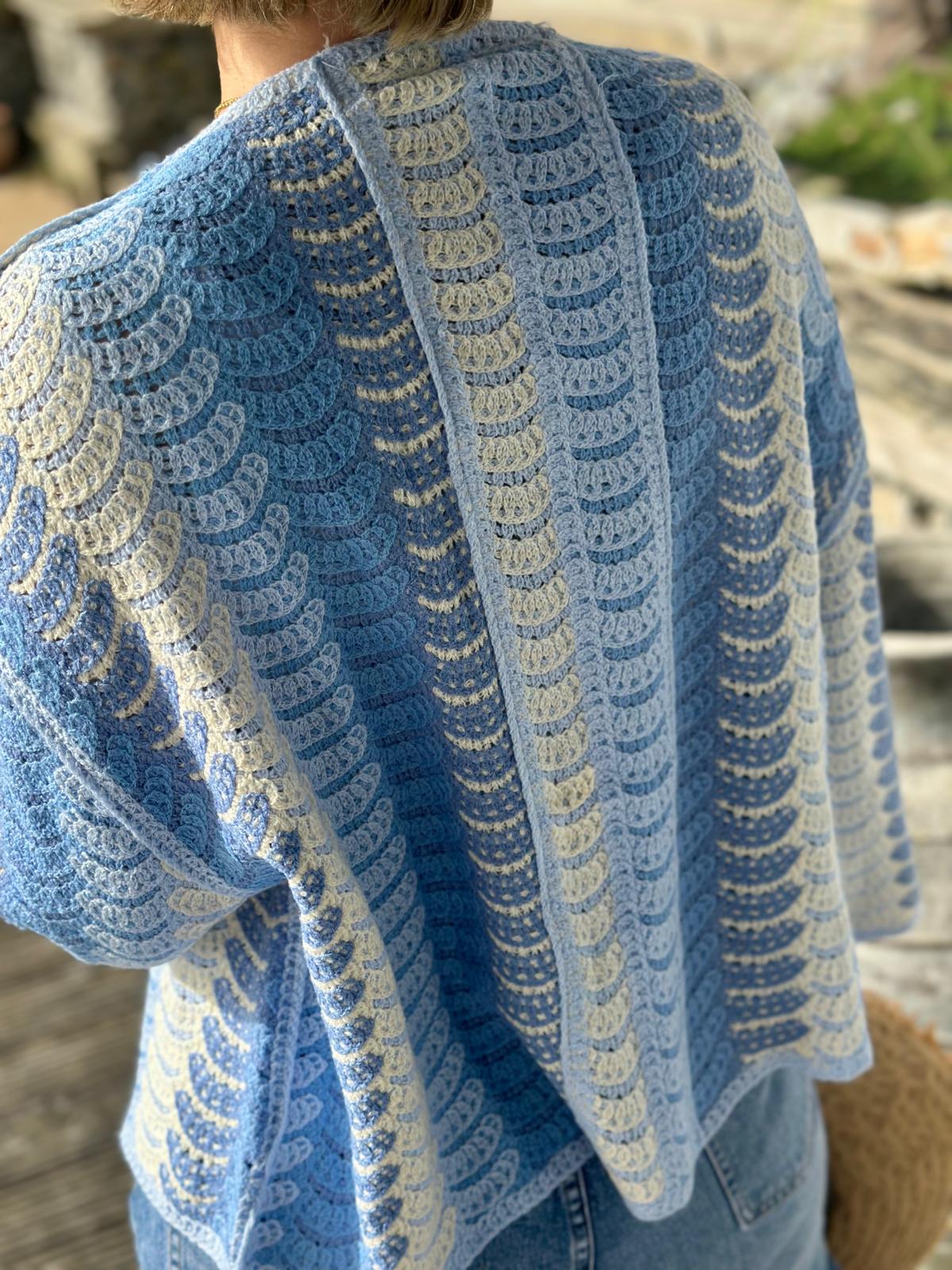 Strickjacke ‚Coastal Breeze‘ – leichter Häkel-Cardigan in Blau & Creme