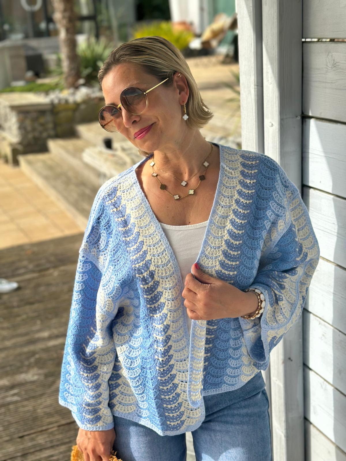 Strickjacke ‚Coastal Breeze‘ – leichter Häkel-Cardigan in Blau & Creme