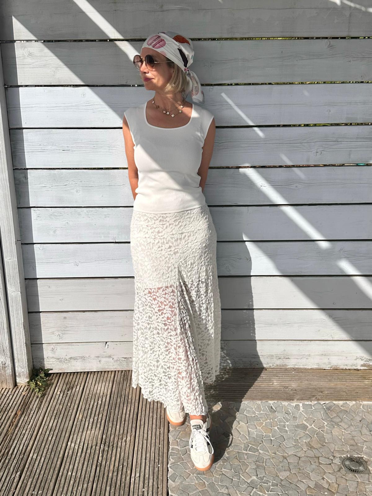 Spitzenrock mit fließendem Fall in Fresh White