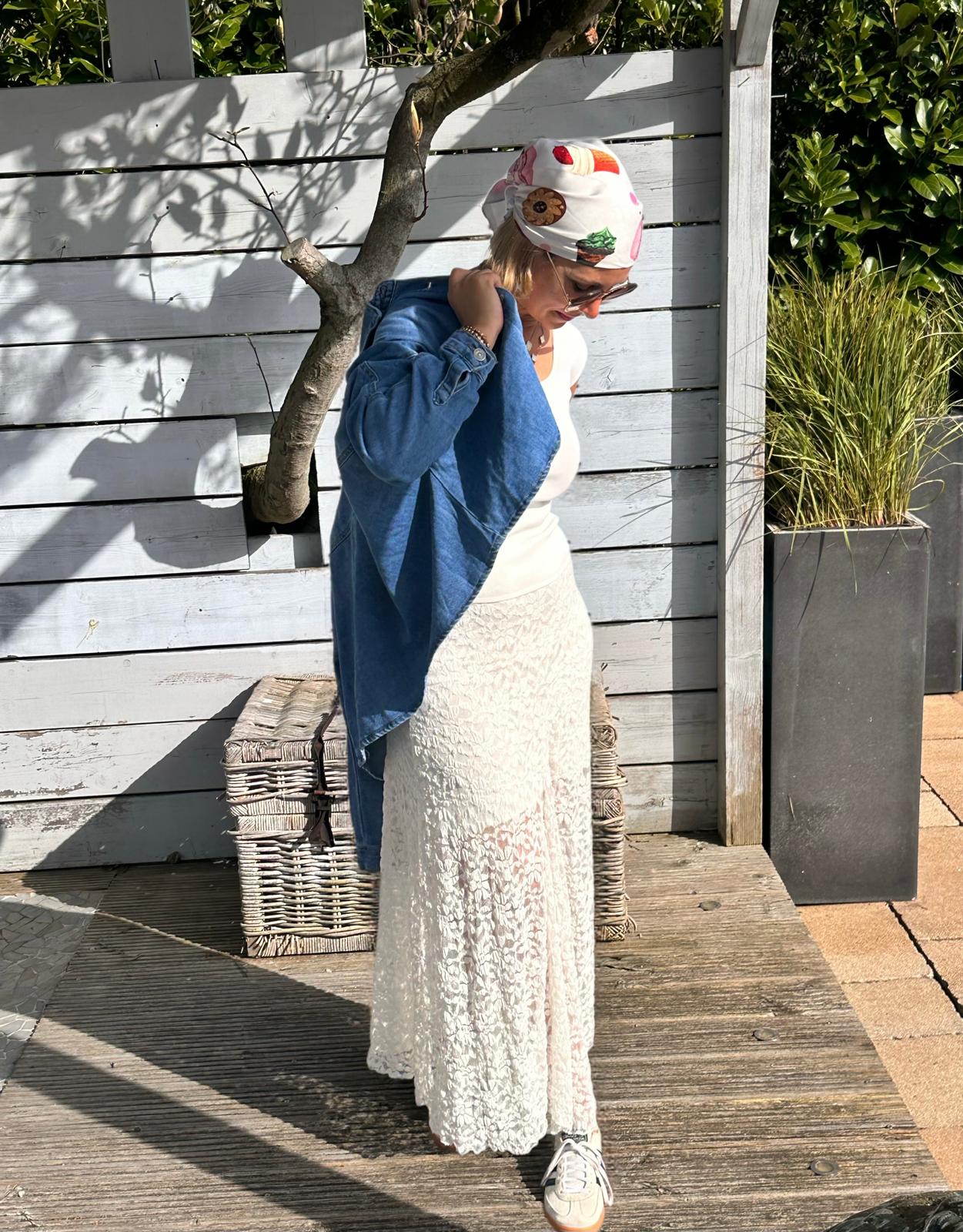 Spitzenrock mit fließendem Fall in Fresh White