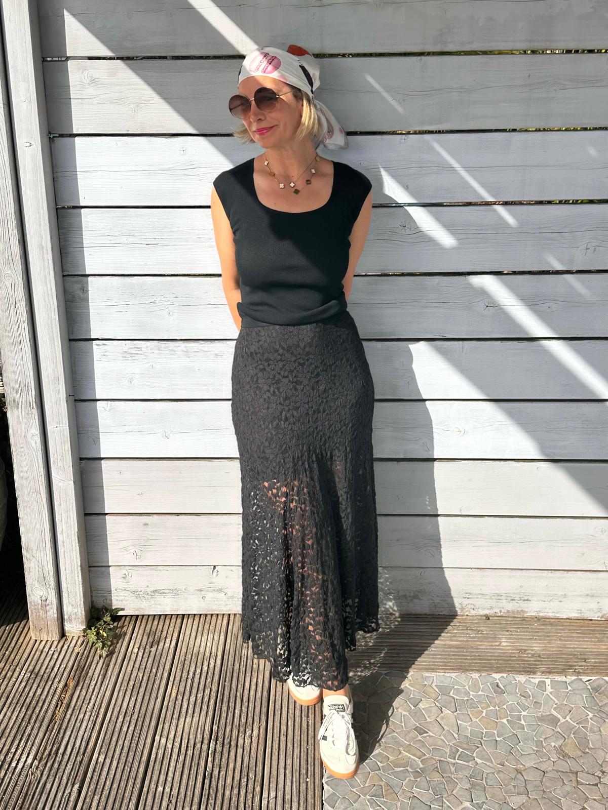 Spitzenrock mit fließendem Fall in Classy Black