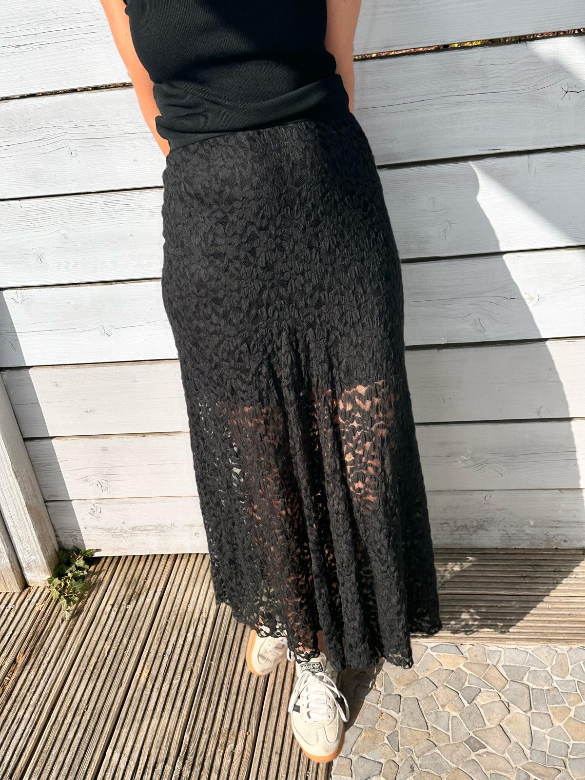 Spitzenrock mit fließendem Fall in Classy Black
