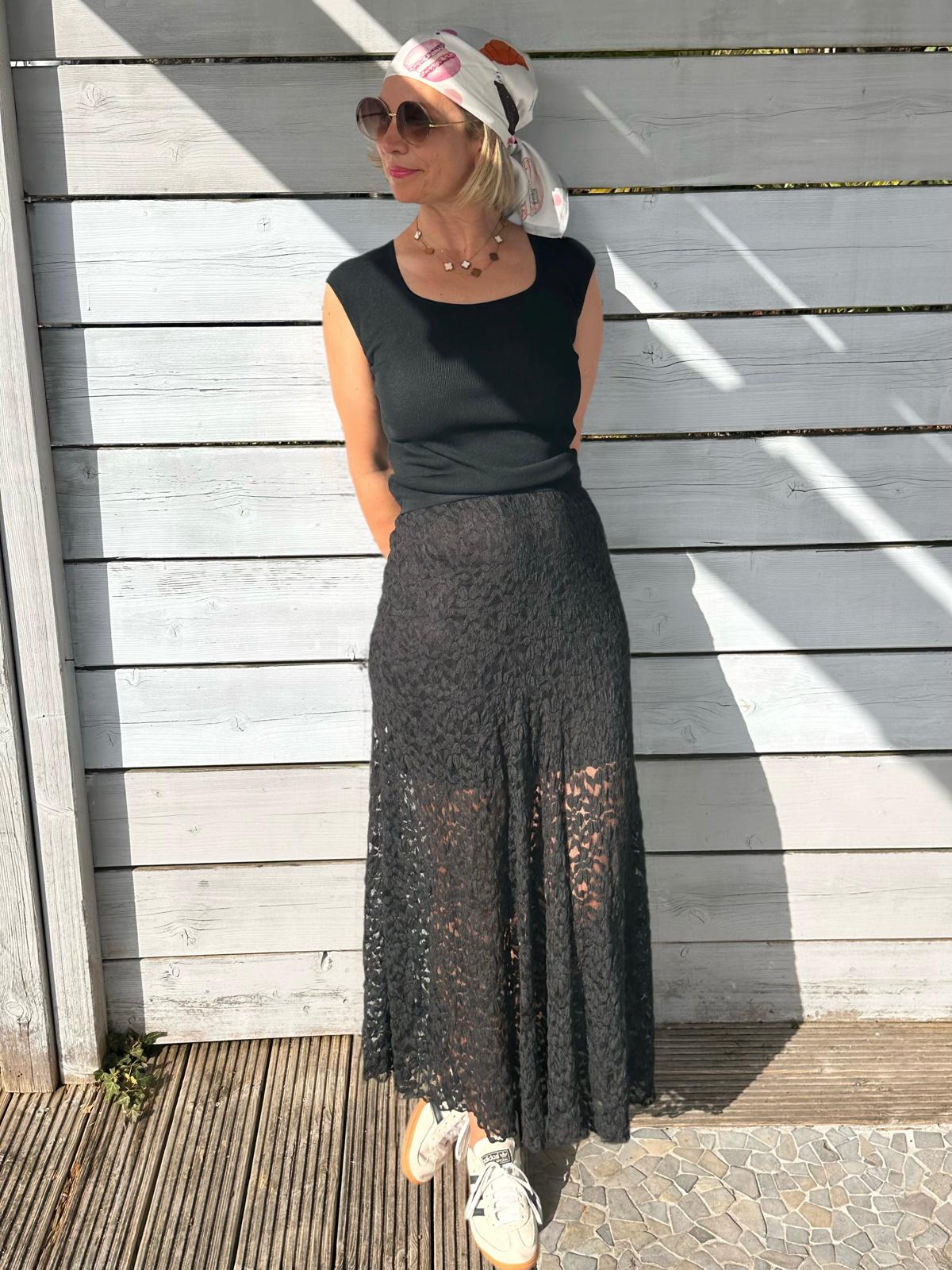 Spitzenrock mit fließendem Fall in Classy Black