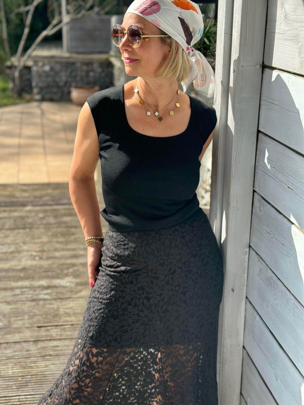 Spitzenrock mit fließendem Fall in Classy Black