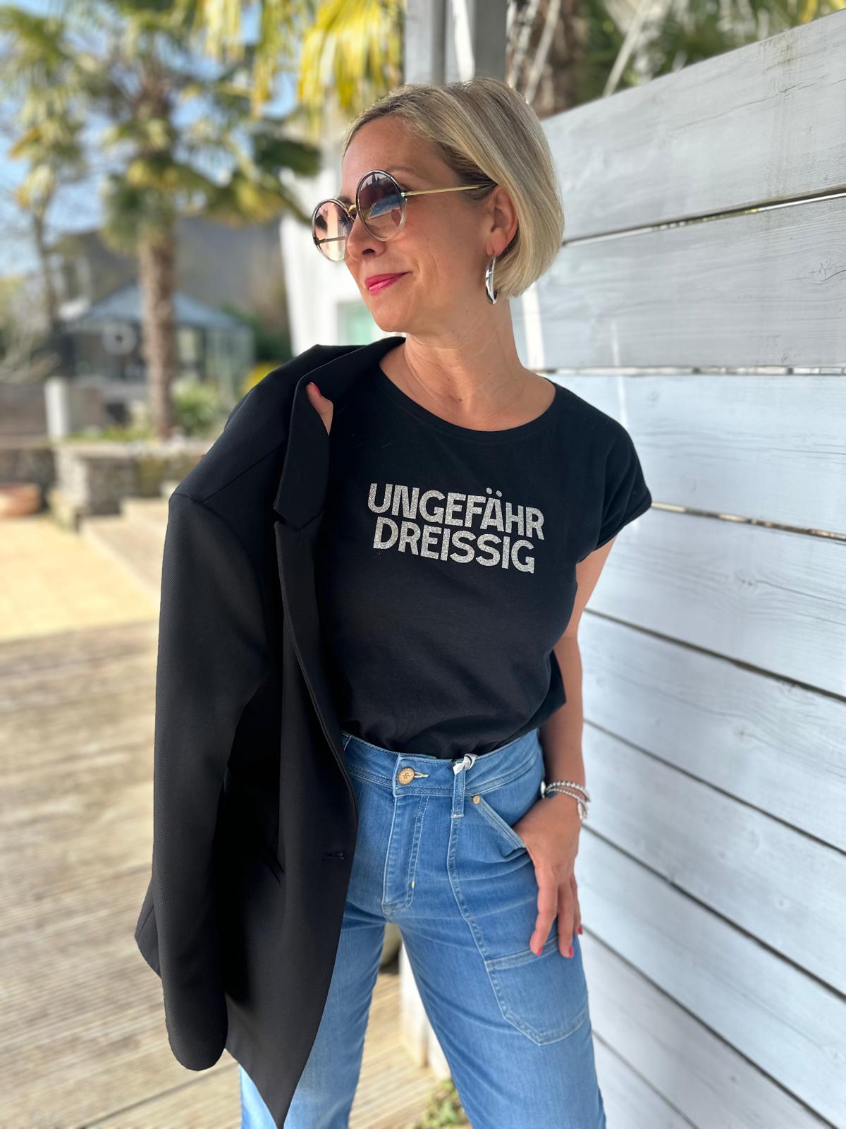 Statement Shirt „Ungefähr Dreißig“ – Lässiger Print in Schwarz