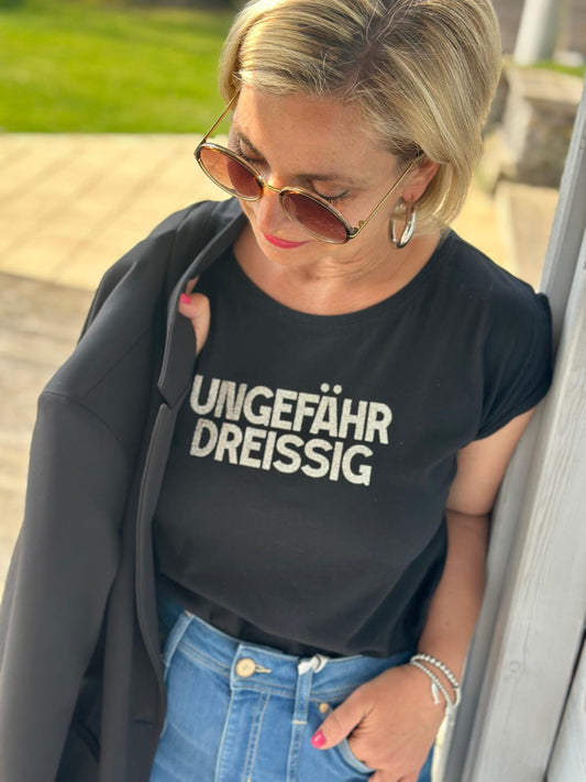 Statement Shirt „Ungefähr Dreißig“ – Lässiger Print in Schwarz