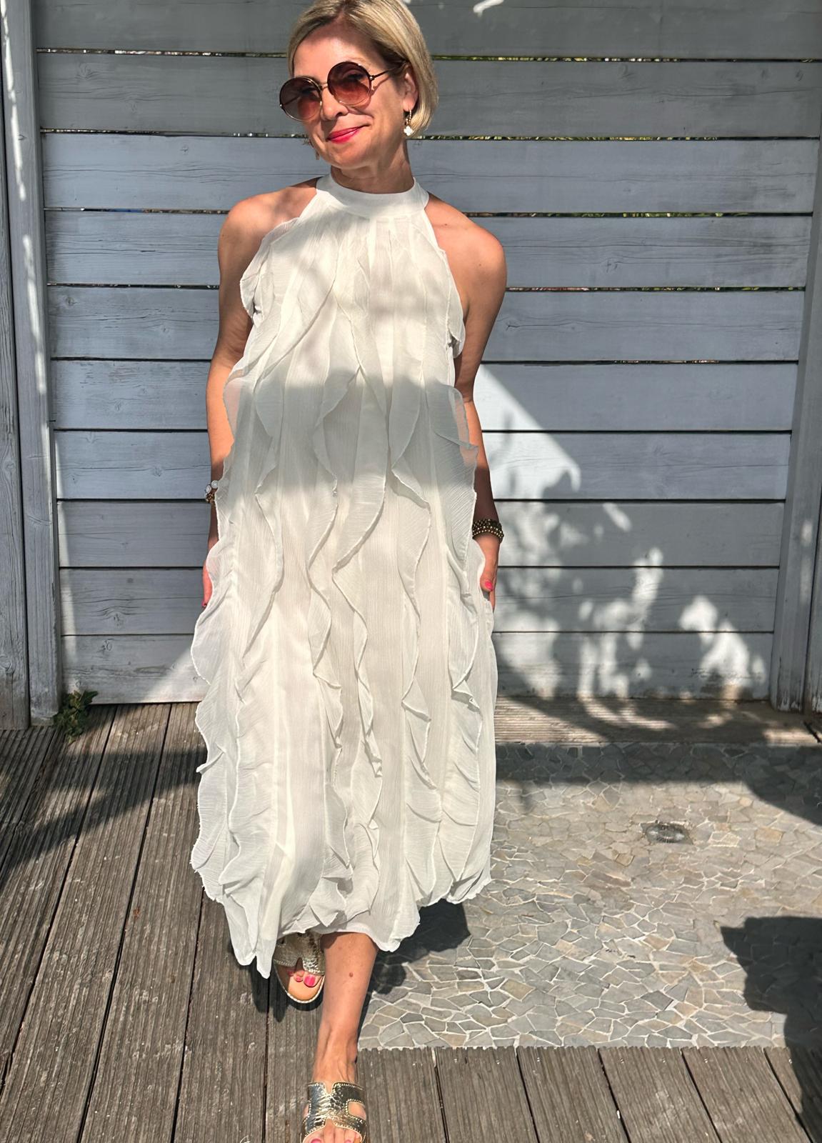„Flowy Dream – Maxikleid mit Rüschen in Creme“