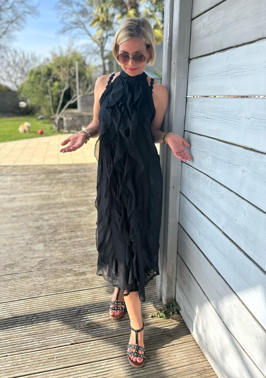 „Flowy Dream – Maxikleid mit Rüschen in Schwarz"