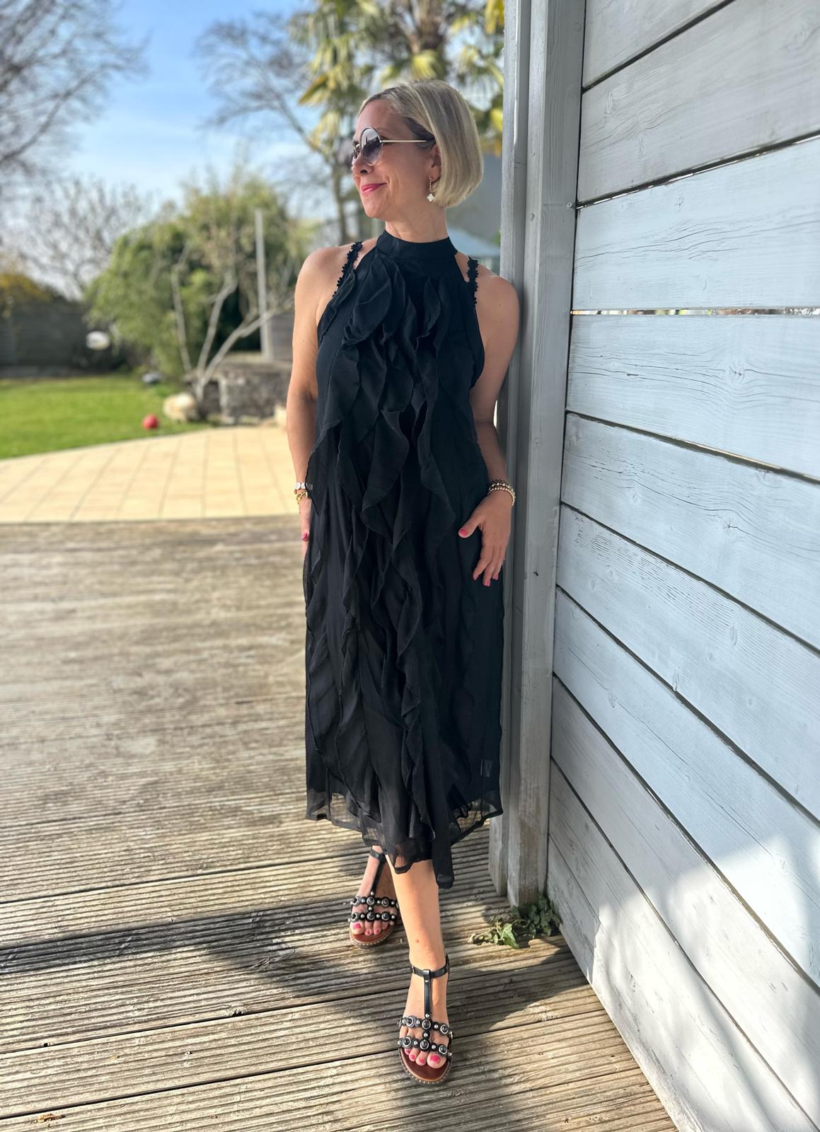 „Flowy Dream – Maxikleid mit Rüschen in Schwarz"
