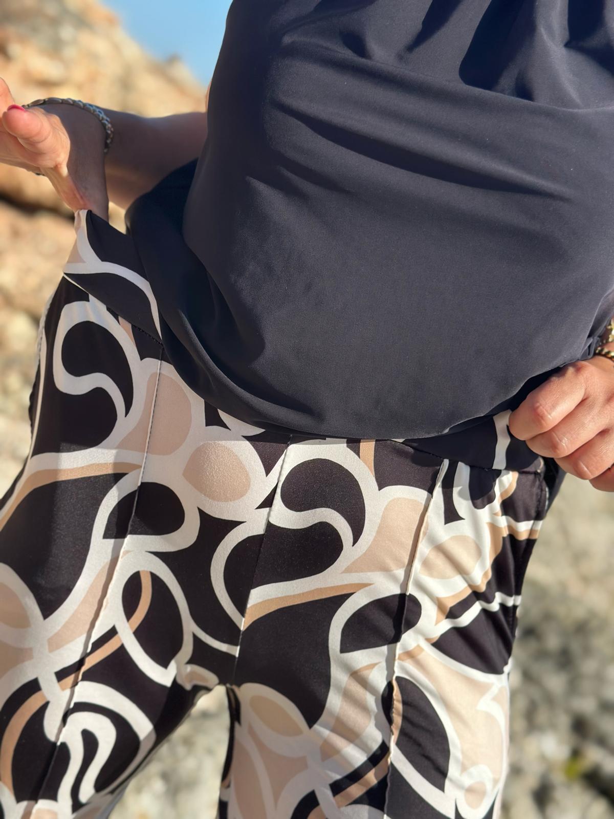 Kofferhose mit Taschen „Abstract Chic“