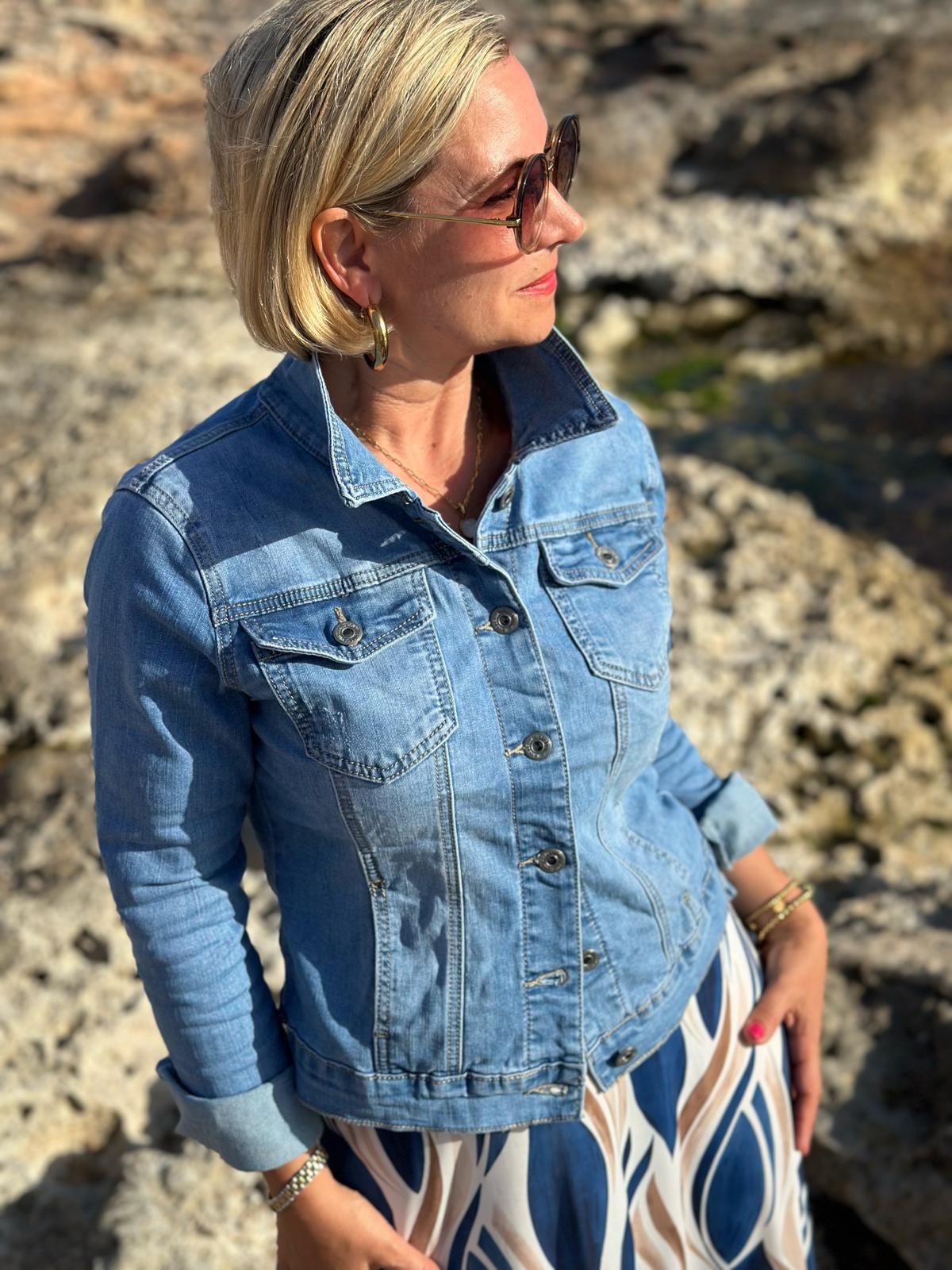 Denim Dreams – Klassische Jeansjacke in Light Blue