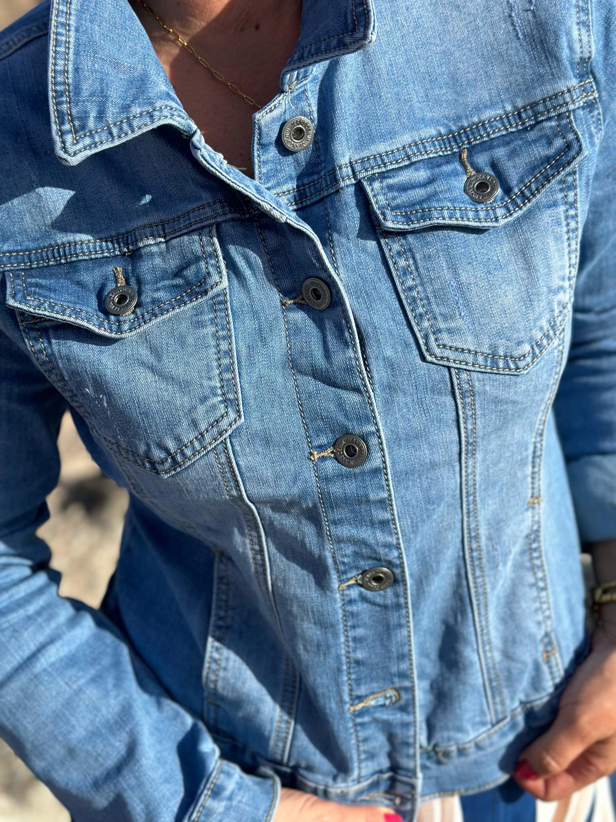 Denim Dreams – Klassische Jeansjacke in Light Blue