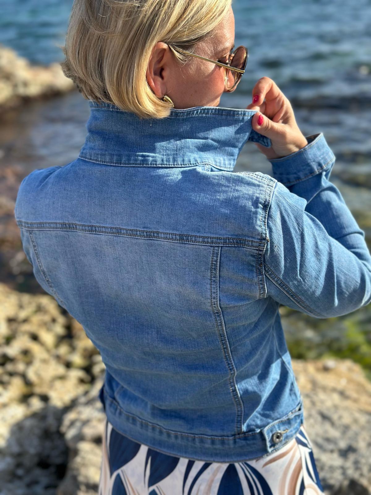 Denim Dreams – Klassische Jeansjacke in Light Blue
