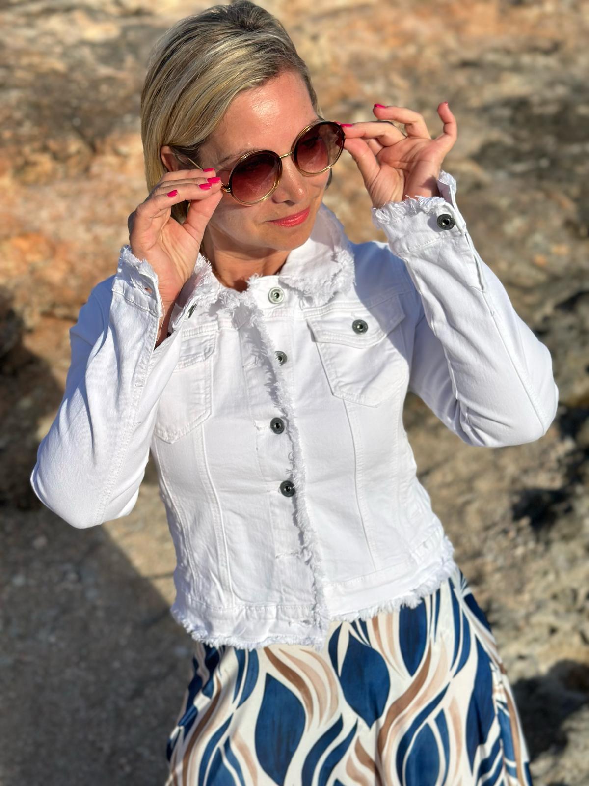 Summer Glow – Weiße Jeansjacke mit Fransen-Details