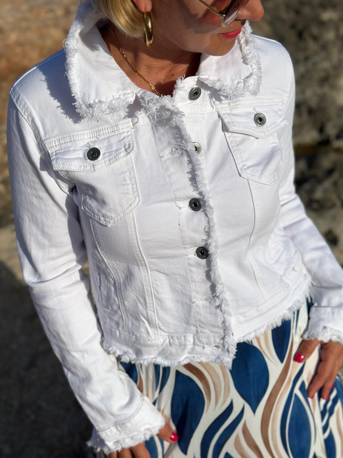 Summer Glow – Weiße Jeansjacke mit Fransen-Details