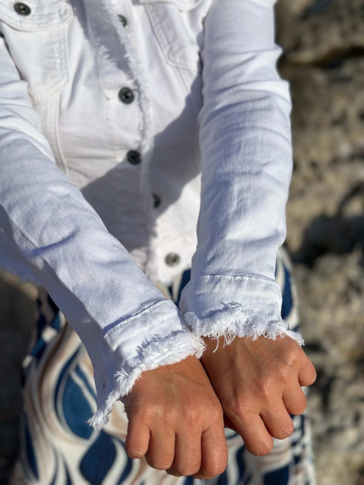 Summer Glow – Weiße Jeansjacke mit Fransen-Details