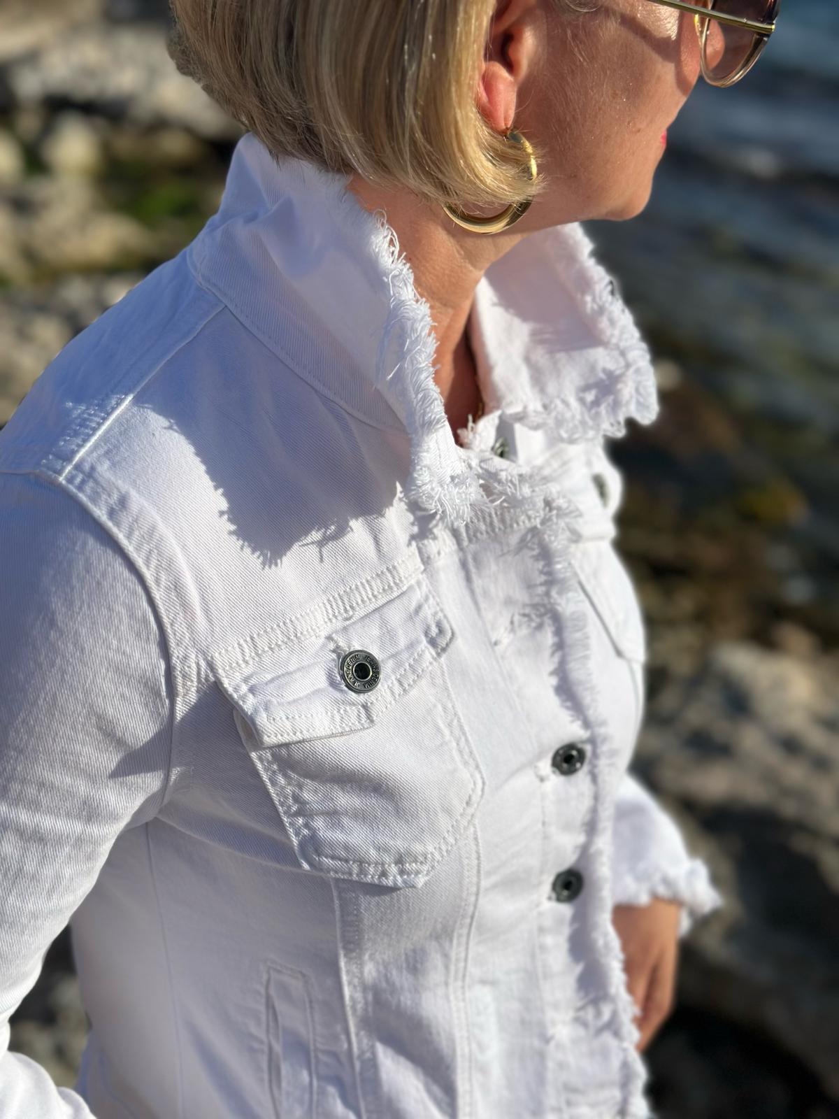 Summer Glow – Weiße Jeansjacke mit Fransen-Details