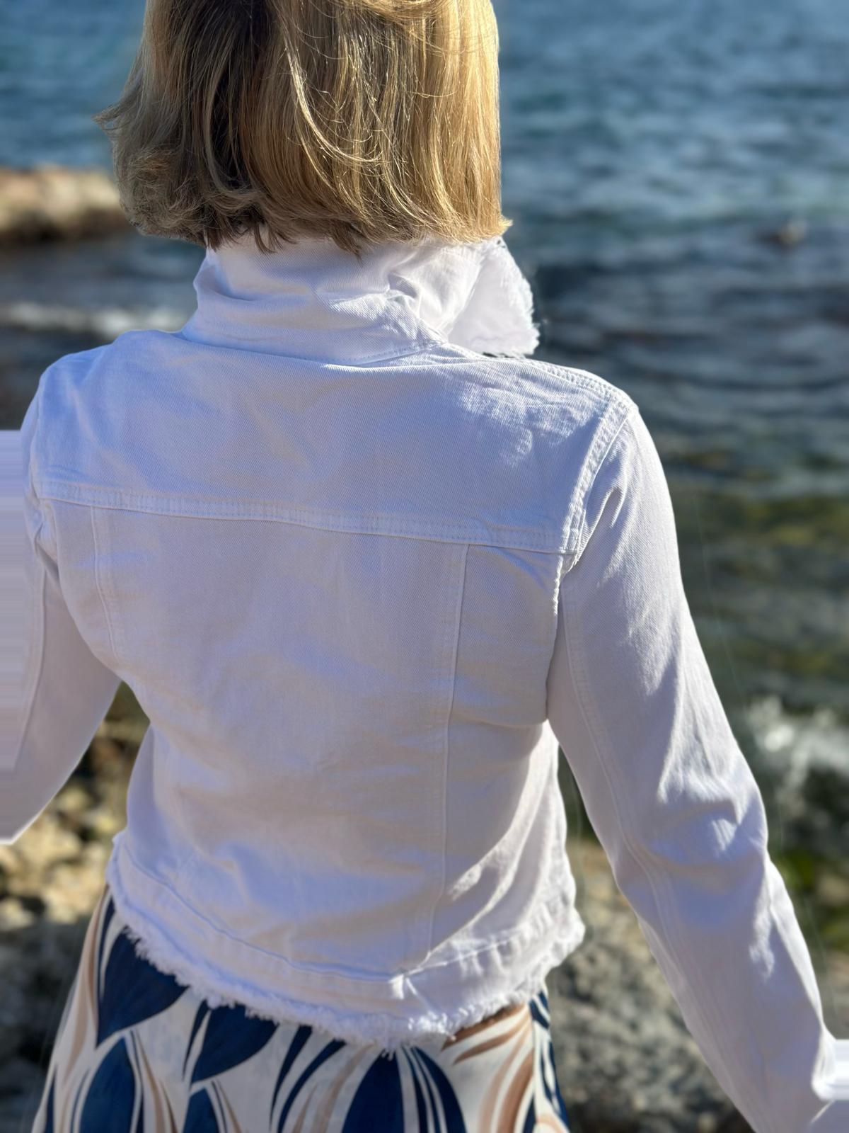 Summer Glow – Weiße Jeansjacke mit Fransen-Details