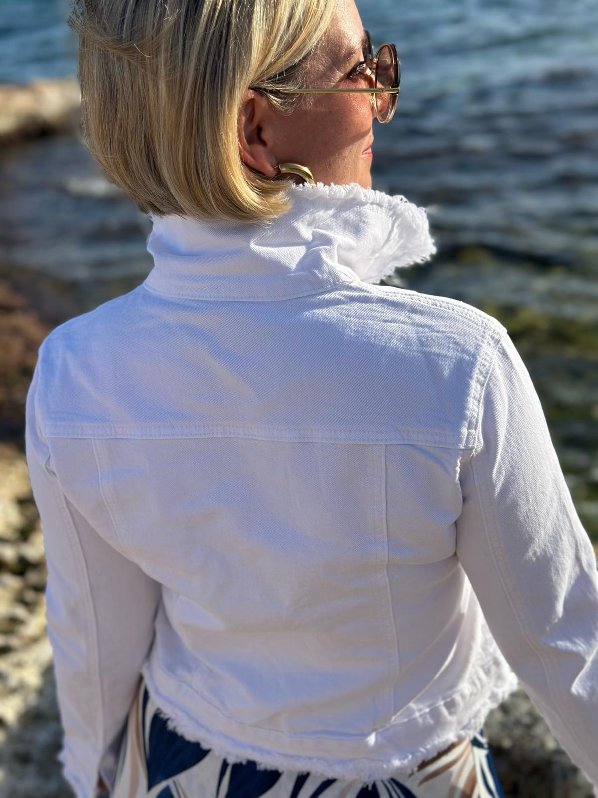 Summer Glow – Weiße Jeansjacke mit Fransen-Details