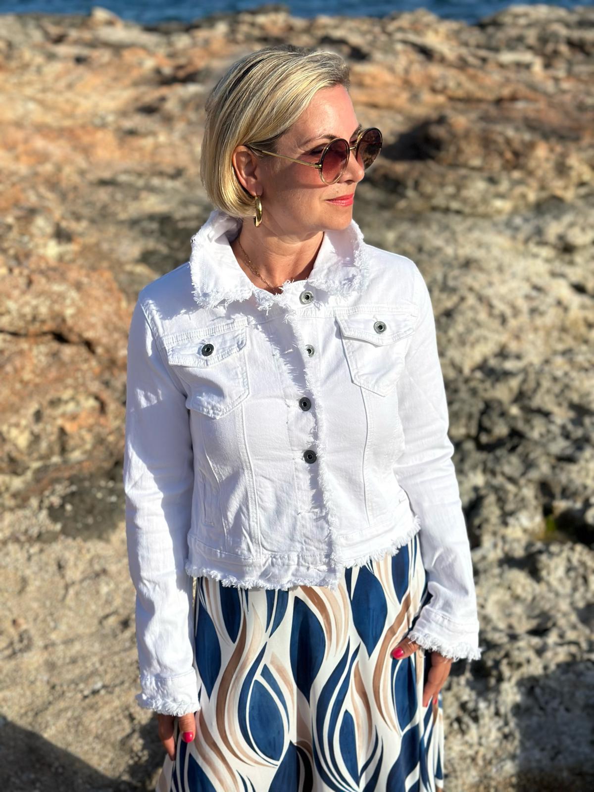 Summer Glow – Weiße Jeansjacke mit Fransen-Details
