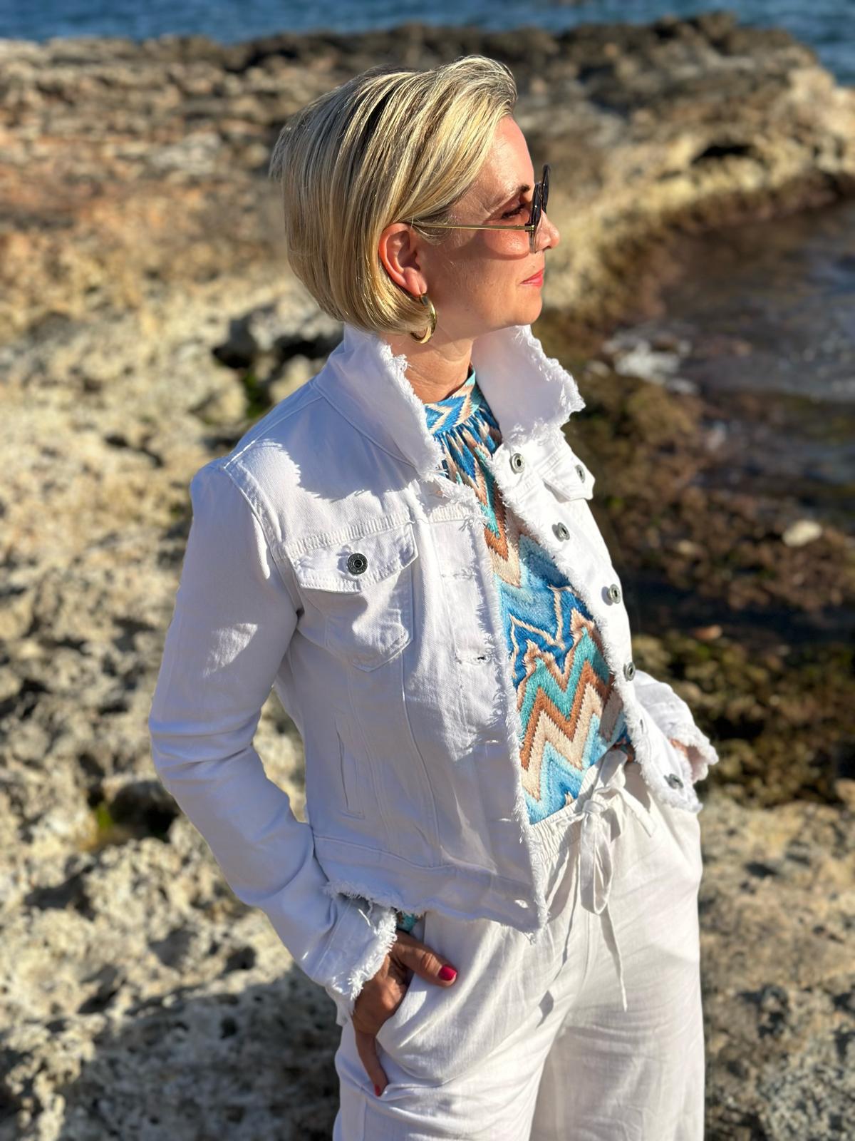 Summer Glow – Weiße Jeansjacke mit Fransen-Details