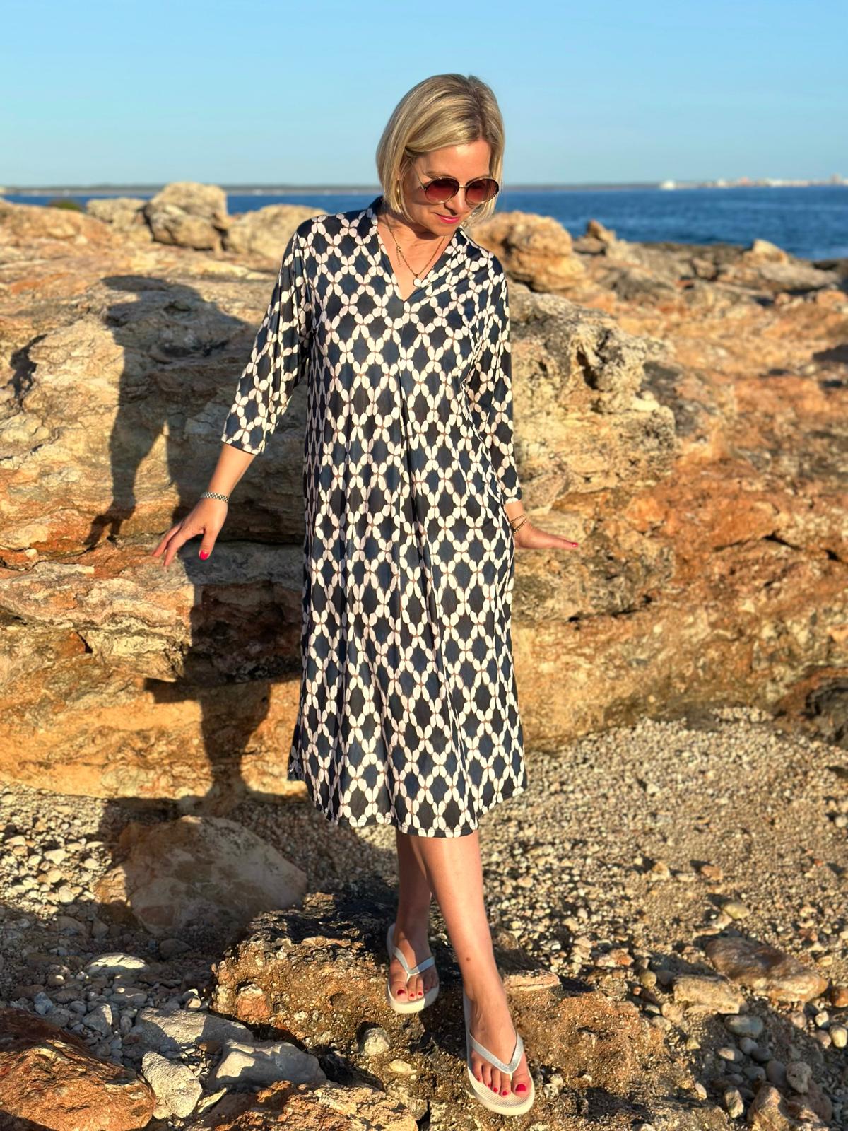 Sommerkleid "Luna" mit grafischem Print & V-Ausschnitt in Marine