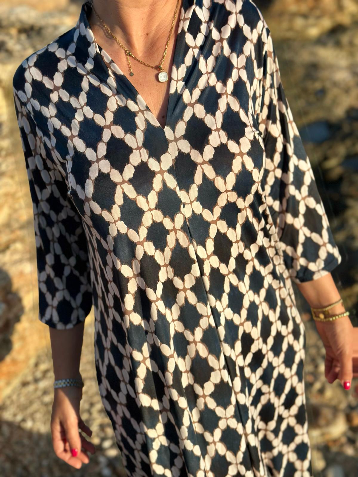 Sommerkleid "Luna" mit grafischem Print & V-Ausschnitt in Marine