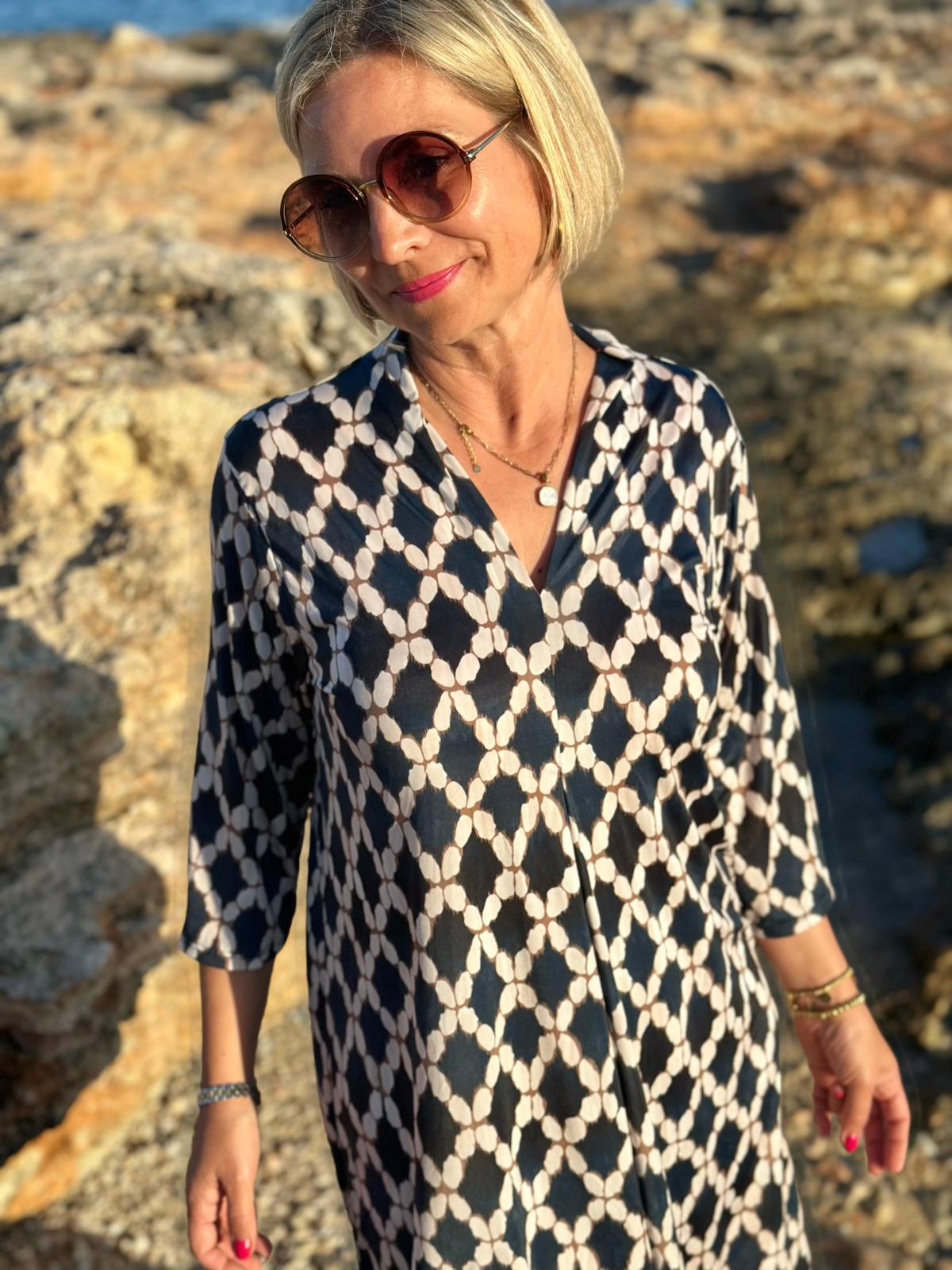 Sommerkleid "Luna" mit grafischem Print & V-Ausschnitt in Marine