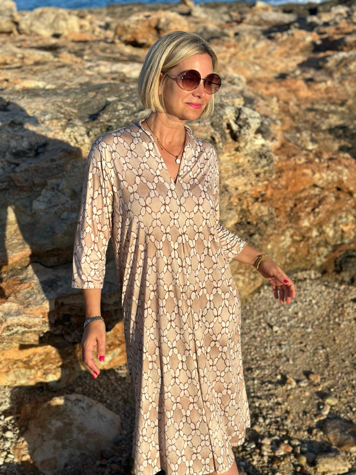 Sommerkleid "Luna" mit grafischem Print & V-Ausschnitt in Beige
